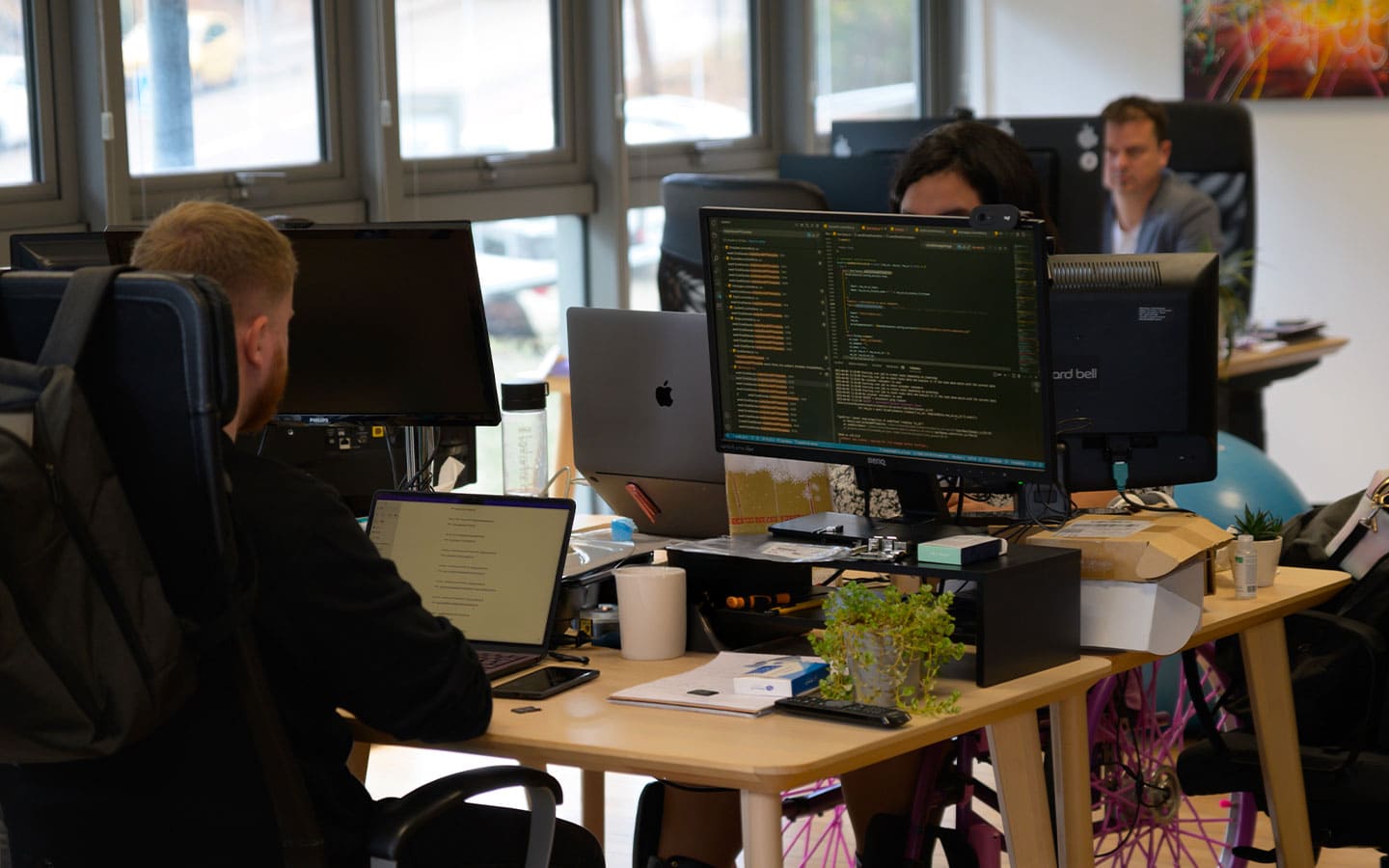 Développeurs devant leurs ordinateurs